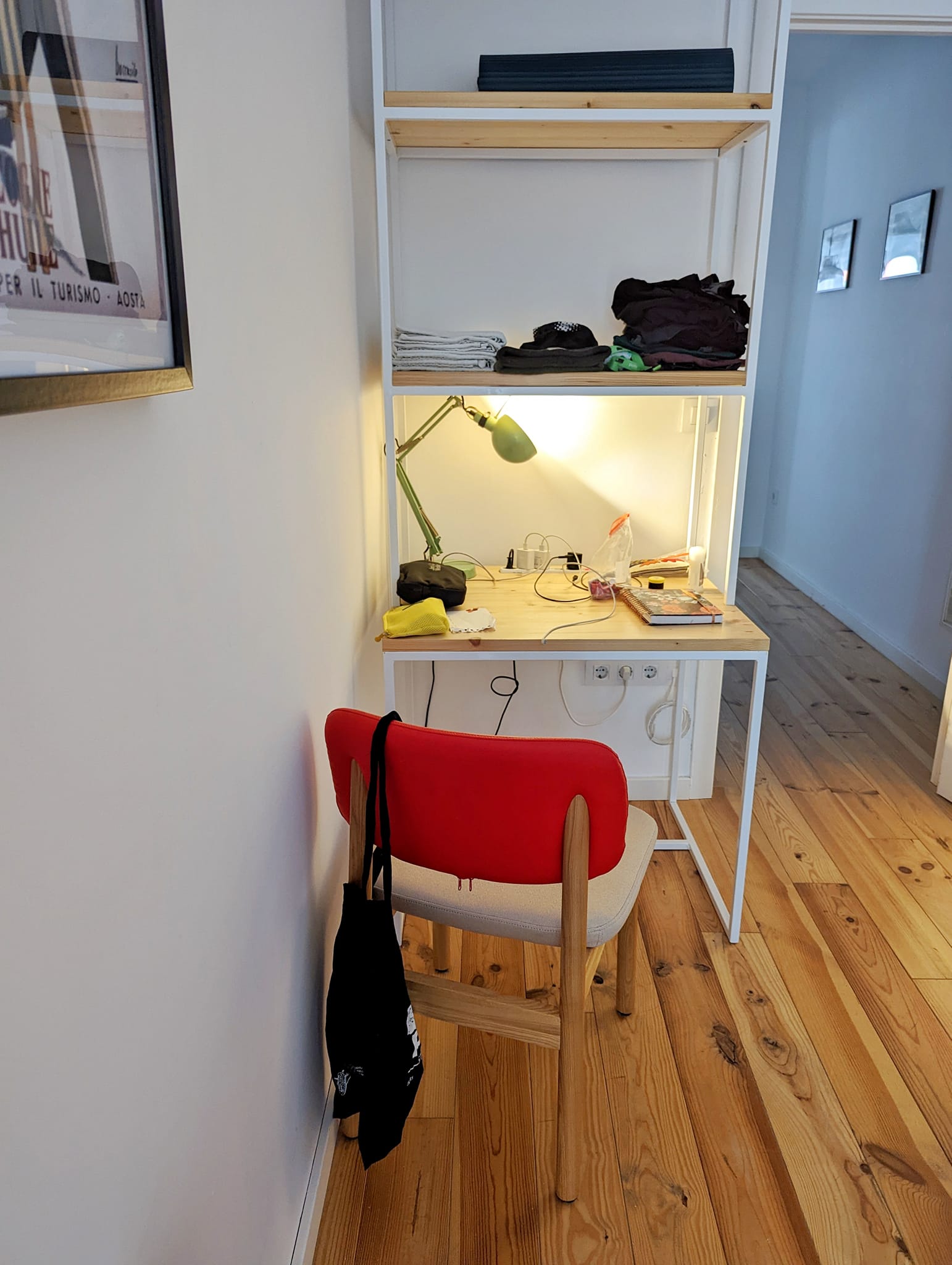 Spain: A week in Valencia - Airbnb accommodation Ruzafa - desk