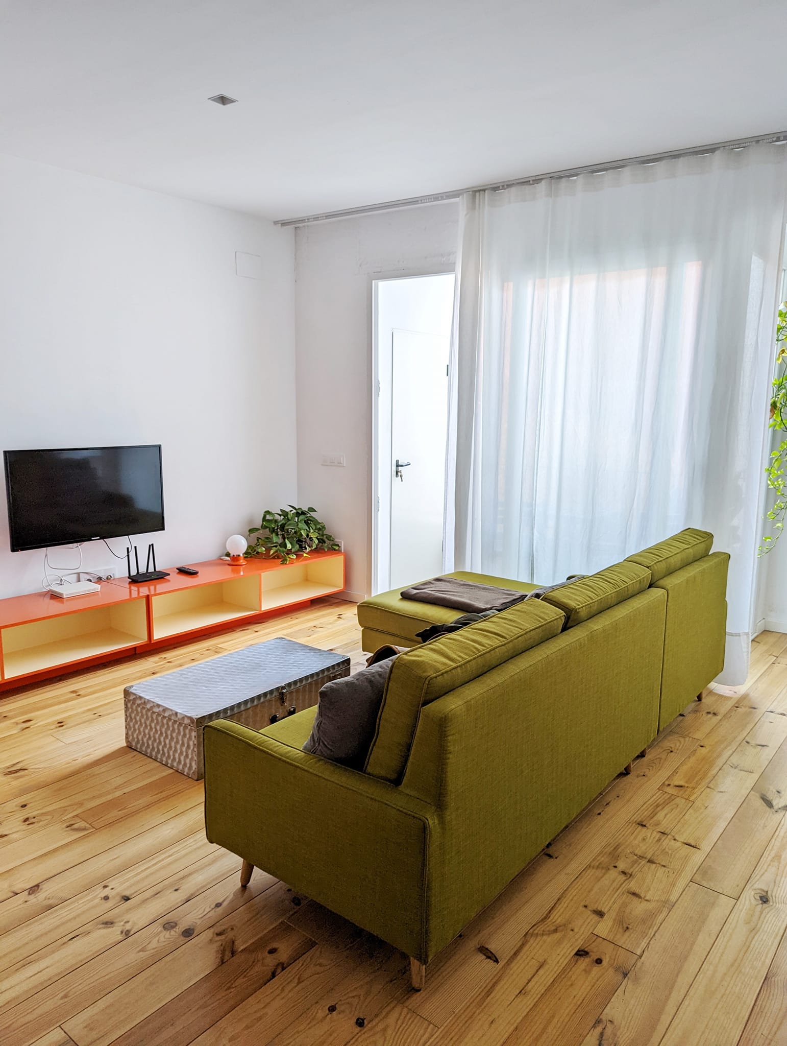 Spain: A week in Valencia - Airbnb accommodation Ruzafa - living-room