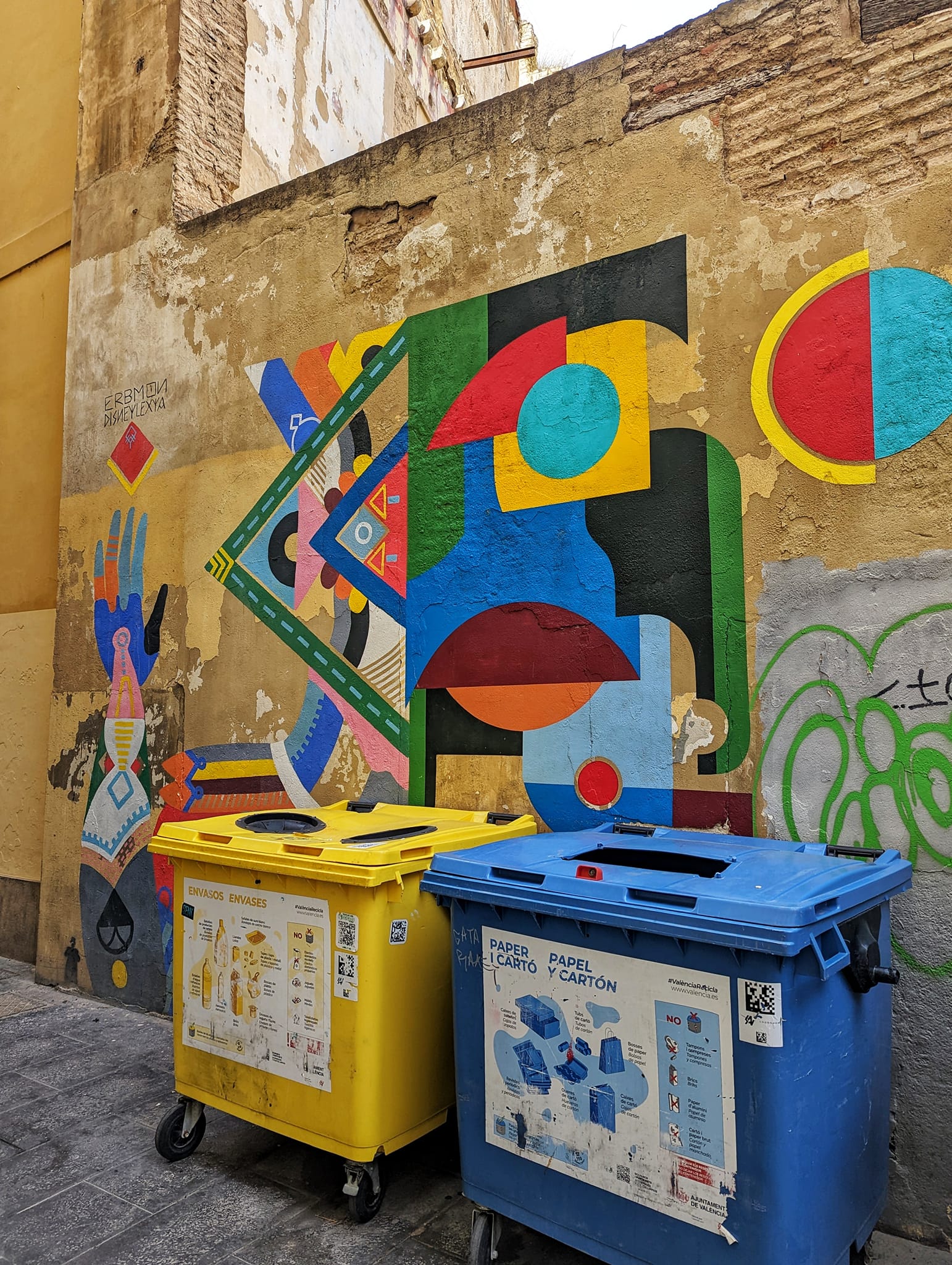 Spain: A week in Valencia - Colourful street art in El Carmen